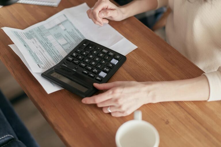 Simple Budget Habits for Everyday Life: Easy Tips to Save Money